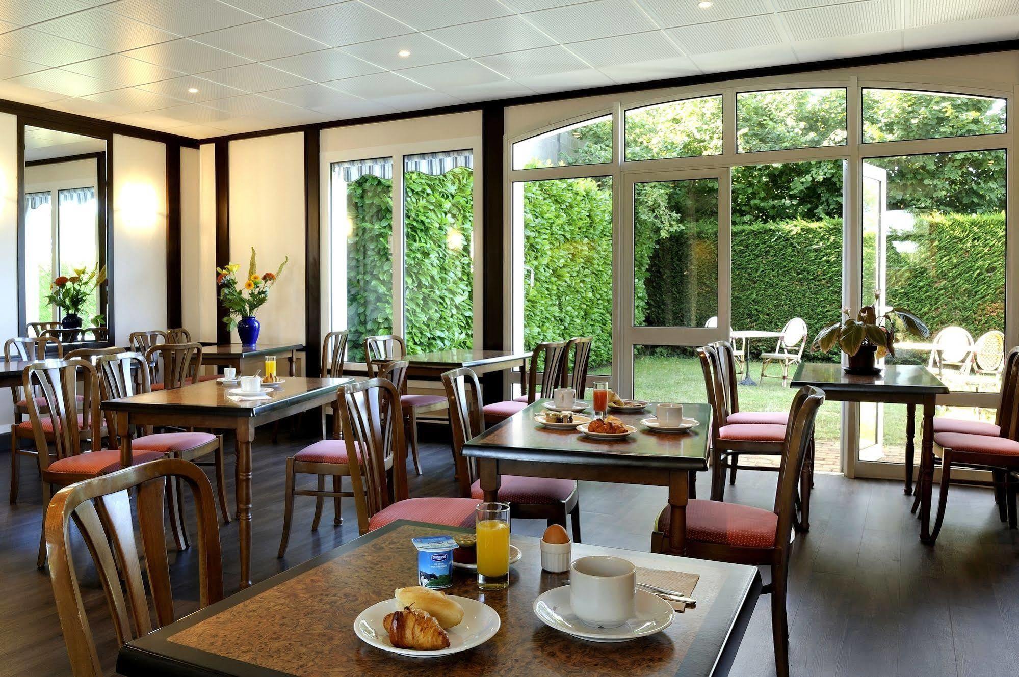 Logis Hotel Restaurant Du Labrador Saint-Benoît-sur-Loire Exteriér fotografie